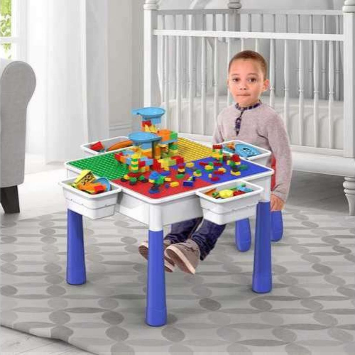 MOVI - MESA DE JUEGO CON SILLA Y 102 PIEZAS DE LEGO