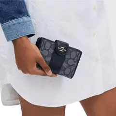 COACH - Billetera Mediana Monograma Azul Marino