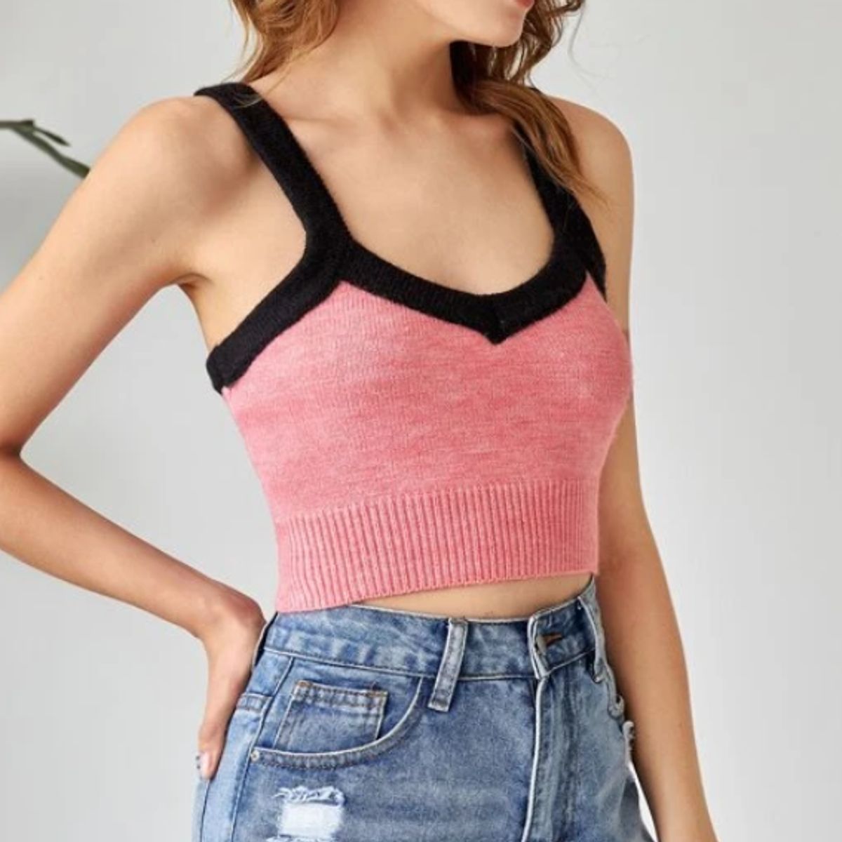 KIRAMA CLOTHING STORE - Top Crop Rosa con Ribete en Contraste