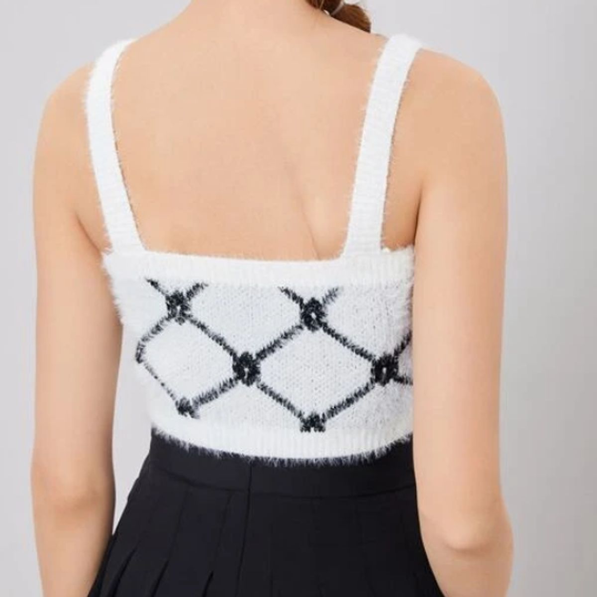 KIRAMA CLOTHING STORE - Top Crop Blanco Geométrico de Tirantes Finos