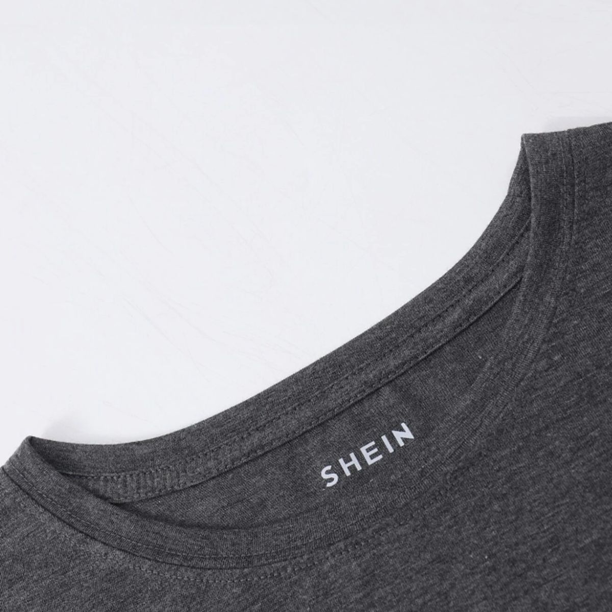 KIRAMA CLOTHING STORE - Camiseta Gris Oscuro “Summertime” Floral