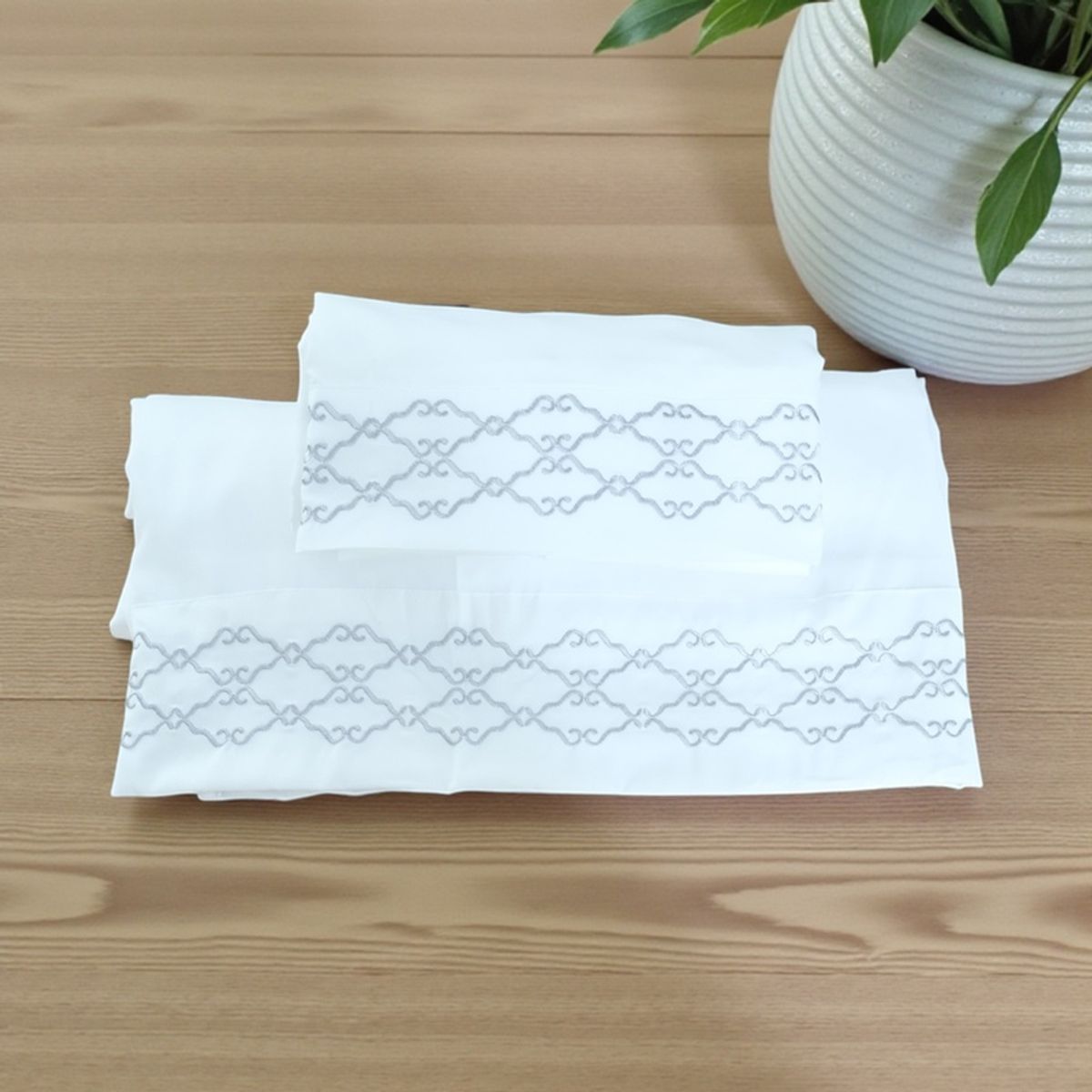O&H ORIGINAL HOME - Juego de sábanas blanca con bordado gris 1,5 Plazas