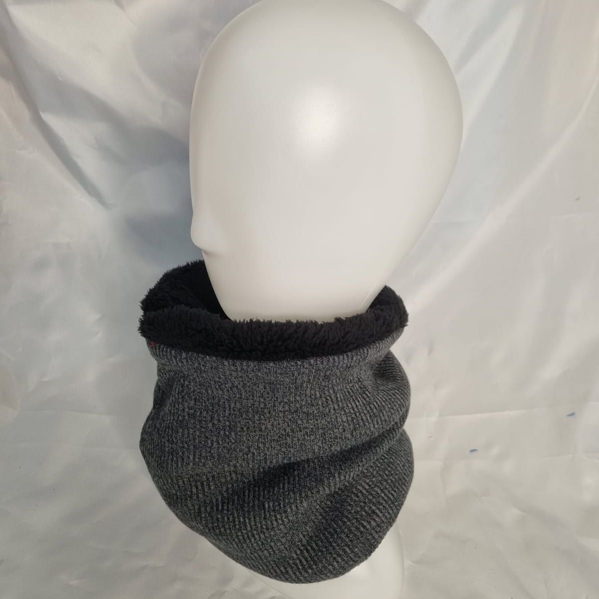 EL ESPACIO DE TOMMY - Cuello invierno gris cordero negro