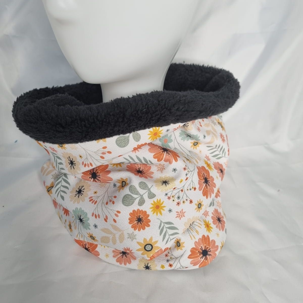 EL ESPACIO DE TOMMY - Cuello invierno adulto flores con cordero negro