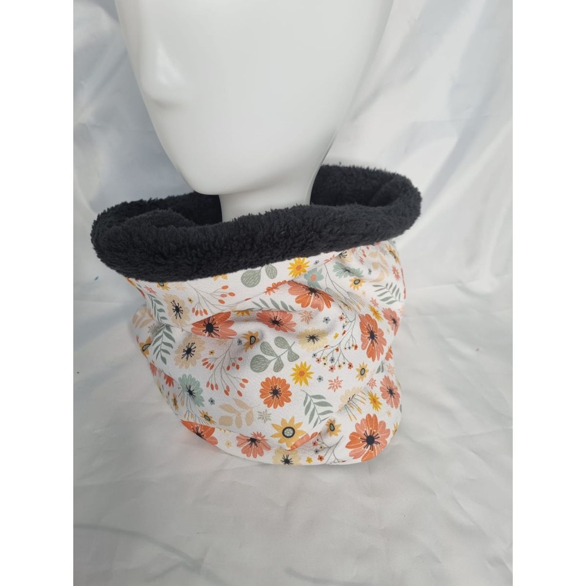 EL ESPACIO DE TOMMY - Cuello invierno adulto flores con cordero negro