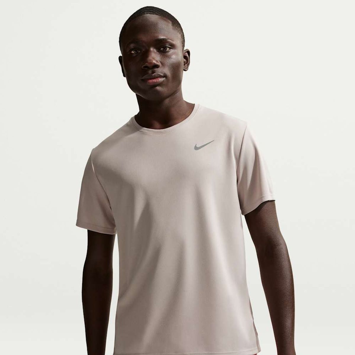 NIKE - Polera Nike Miler Marrón Hombre