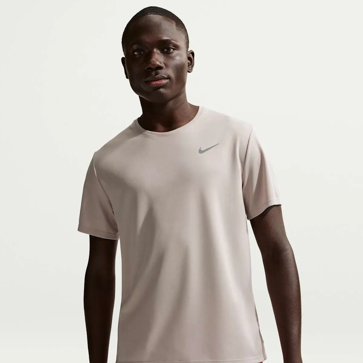 NIKE - Polera Nike Miler Marrón Hombre