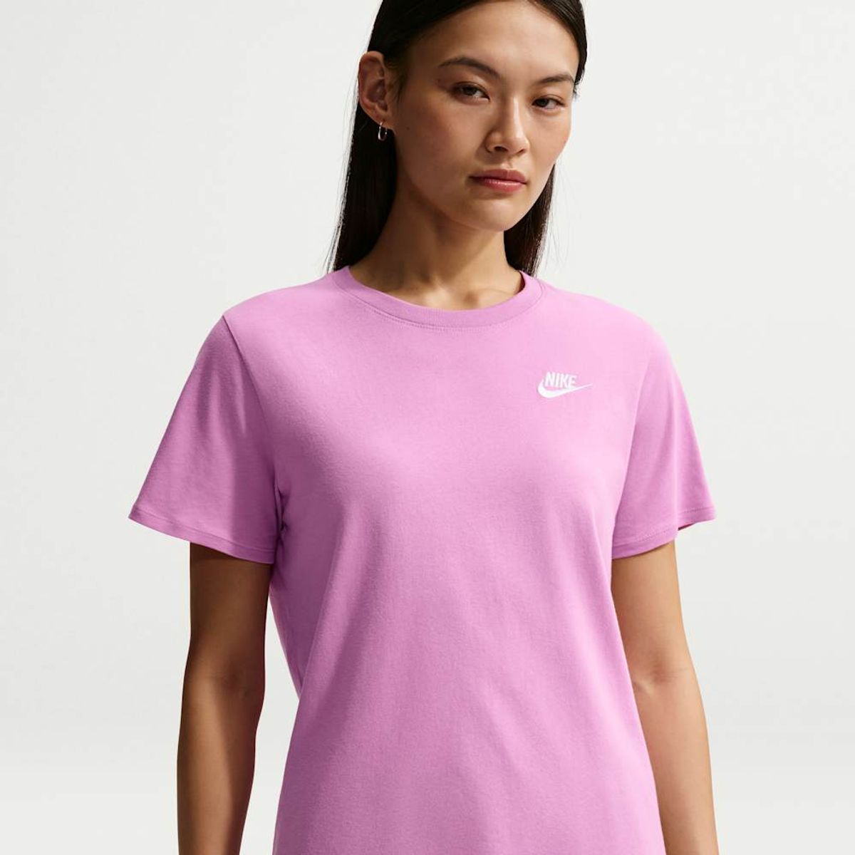 NIKE - Polera Nike Sportswear Club Essentials Morado Mujer