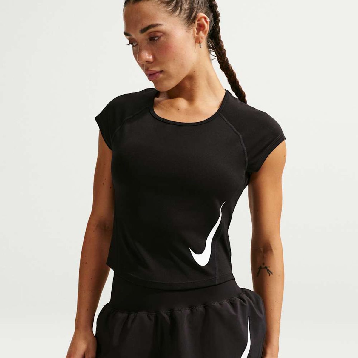 NIKE - Polera Nike Tempo Swoosh Negro Mujer
