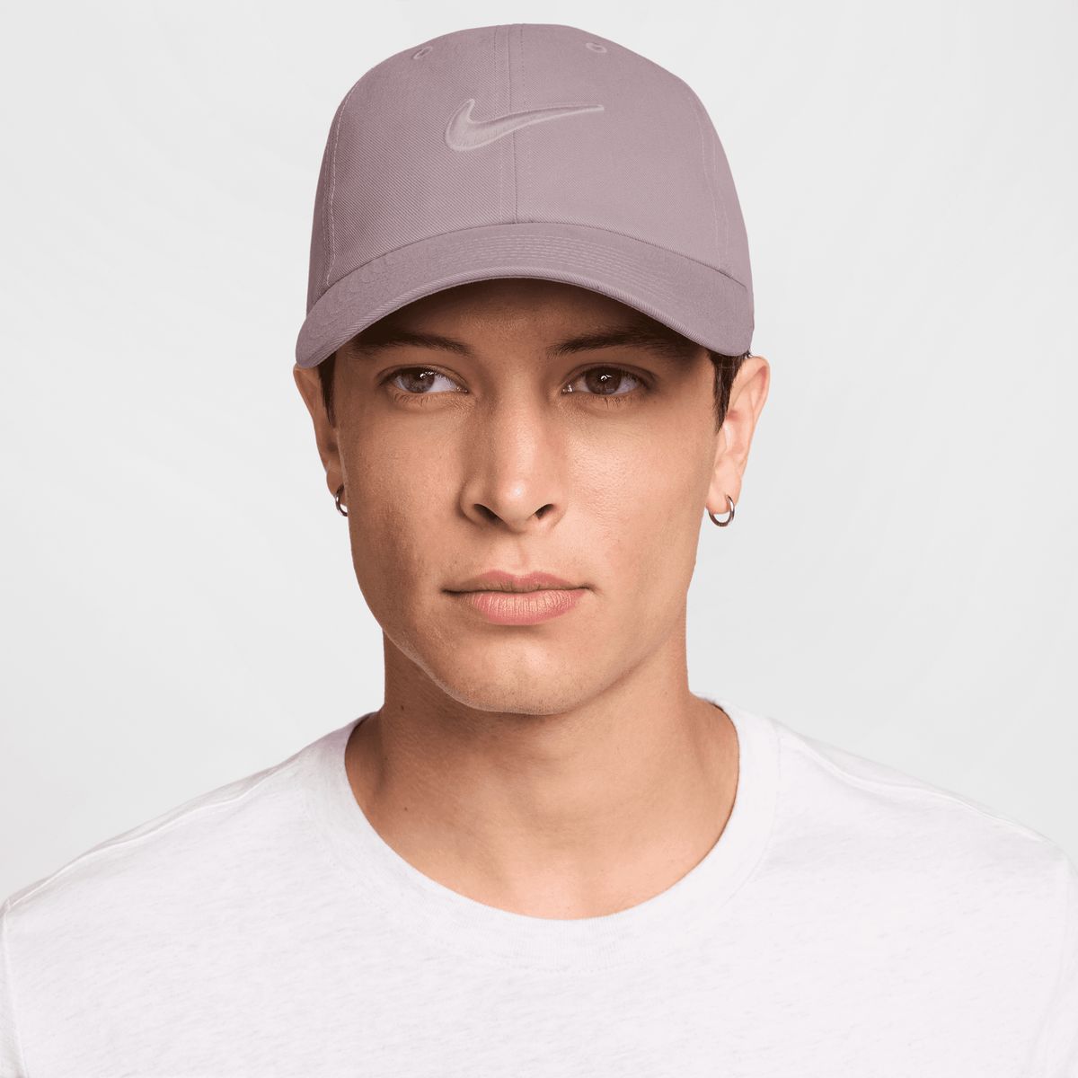 NIKE - Gorro Nike Club Marrón Hombre