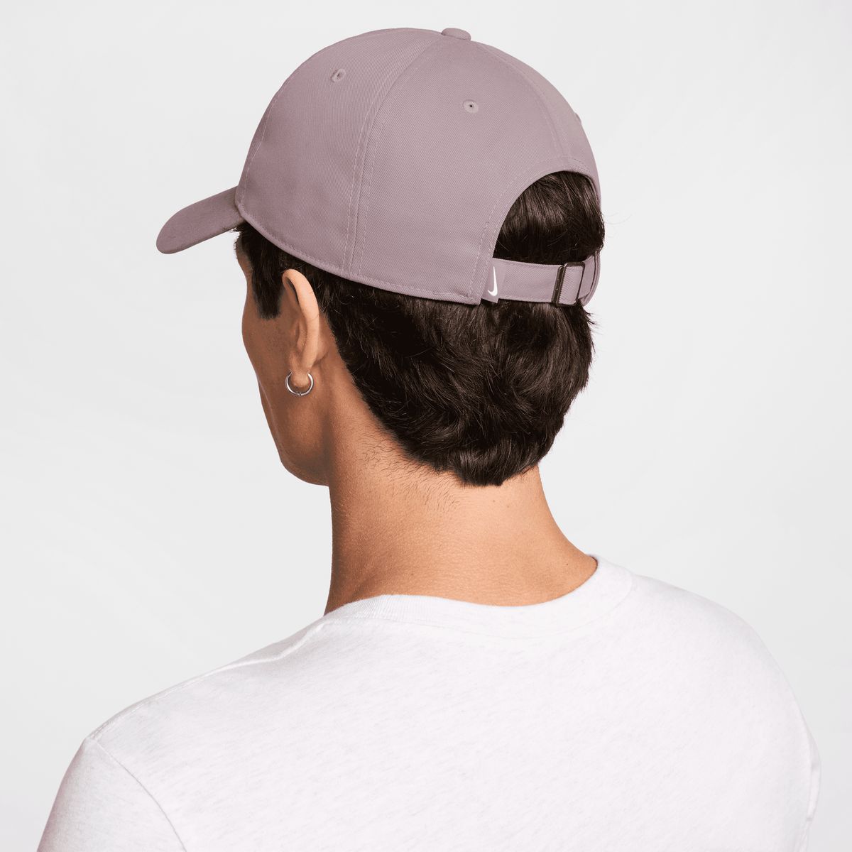 NIKE - Gorro Nike Club Marrón Hombre