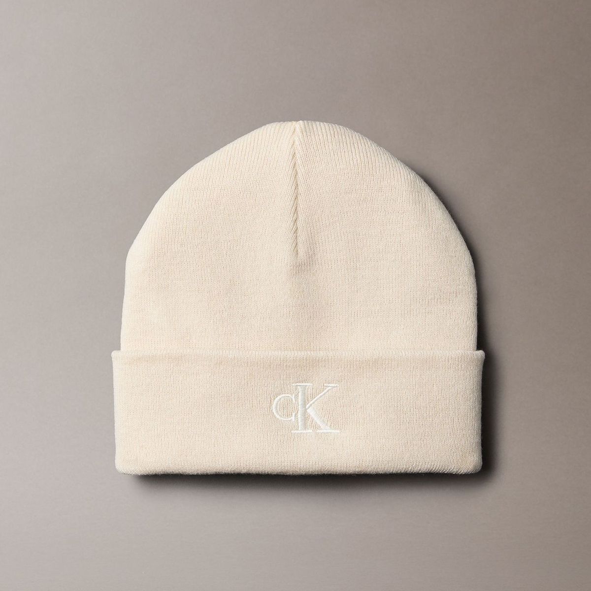 CALVIN KLEIN - Gorro Beanie con Monograma Bordado Beige Calvin Klein