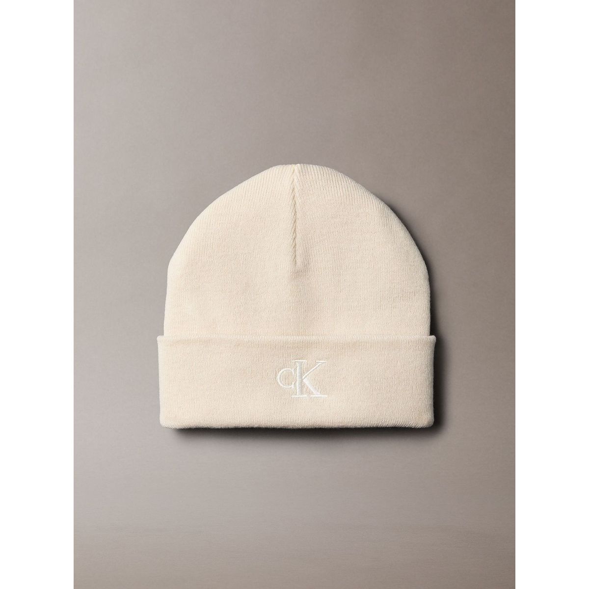 CALVIN KLEIN - Gorro Beanie con Monograma Bordado Beige Calvin Klein