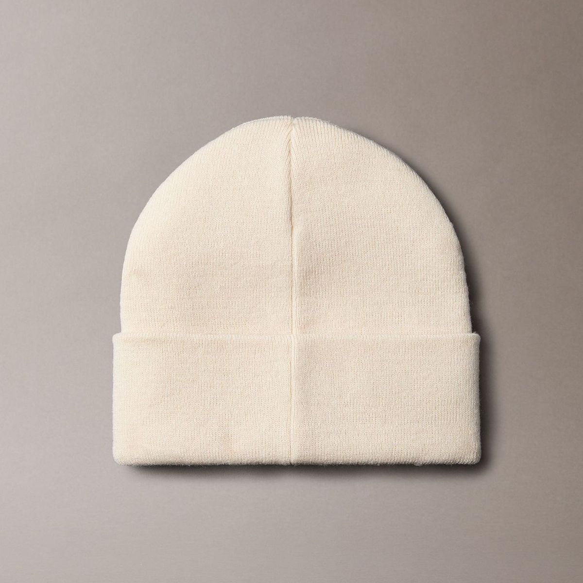 CALVIN KLEIN - Gorro Beanie con Monograma Bordado Beige Calvin Klein