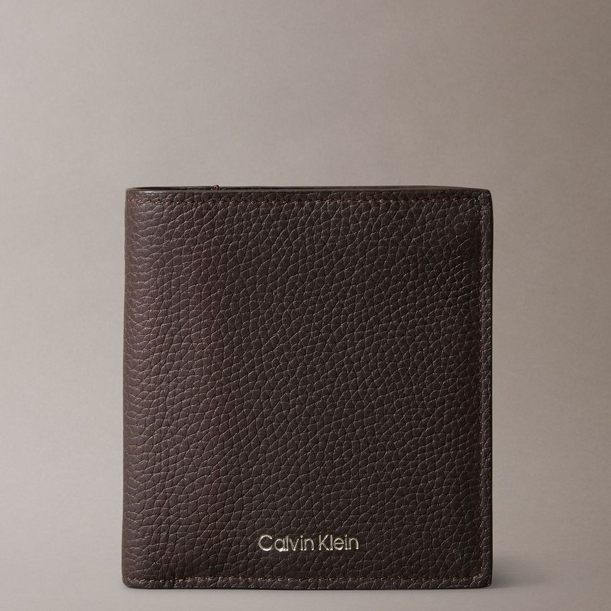 CALVIN KLEIN - Billetera Plegada Slim con Logo Grabado Cafe Calvin Klein