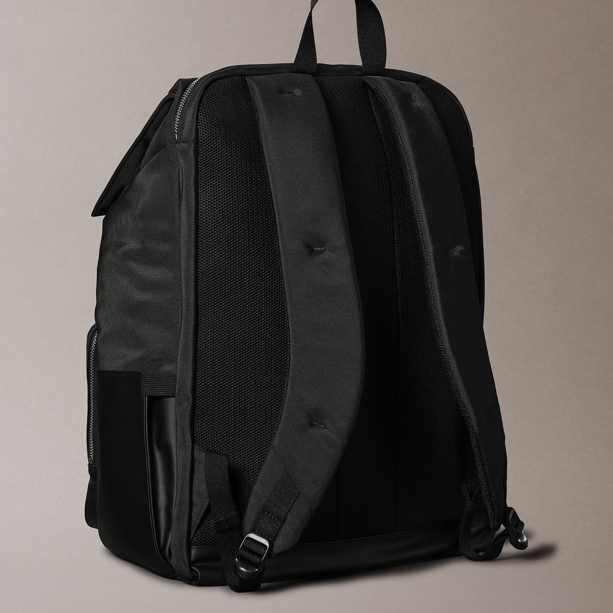 CALVIN KLEIN - Mochila Utility Flap Negro Calvin Klein