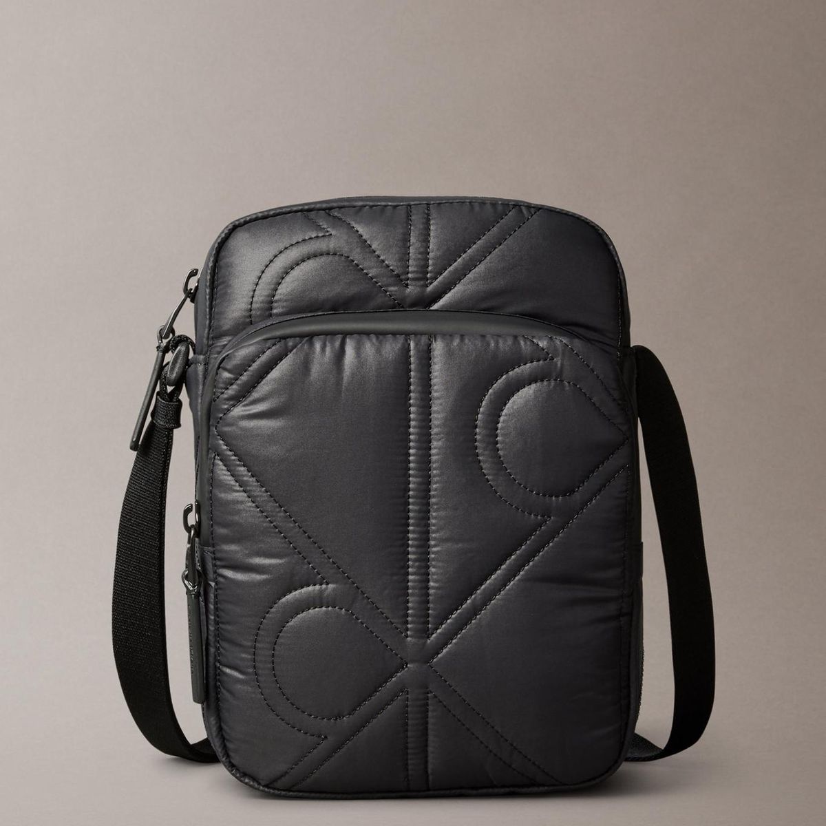 CALVIN KLEIN - Bolso Reporter Acolchado con Logo Monograma Negro Calvin Klein