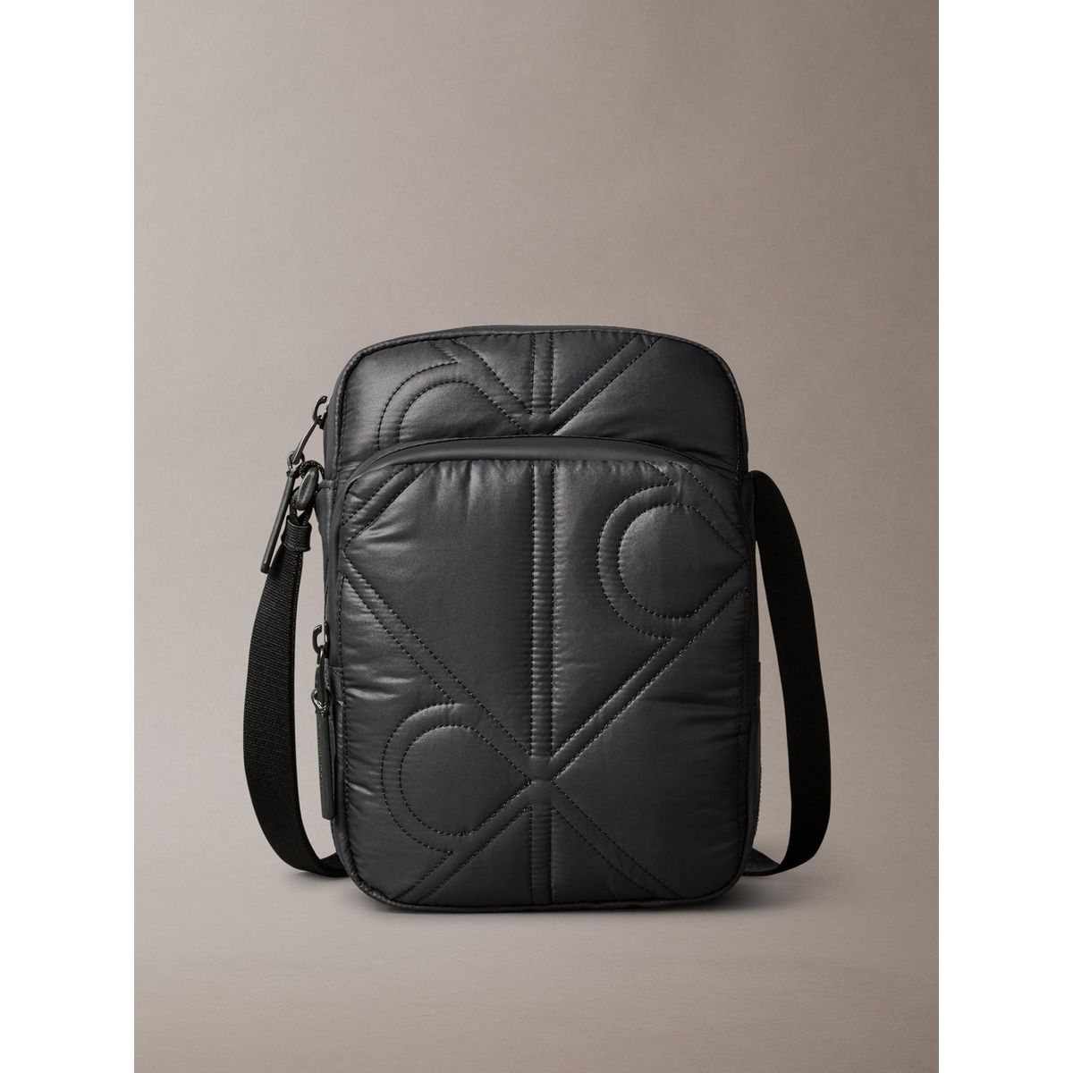 CALVIN KLEIN - Bolso Reporter Acolchado con Logo Monograma Negro Calvin Klein