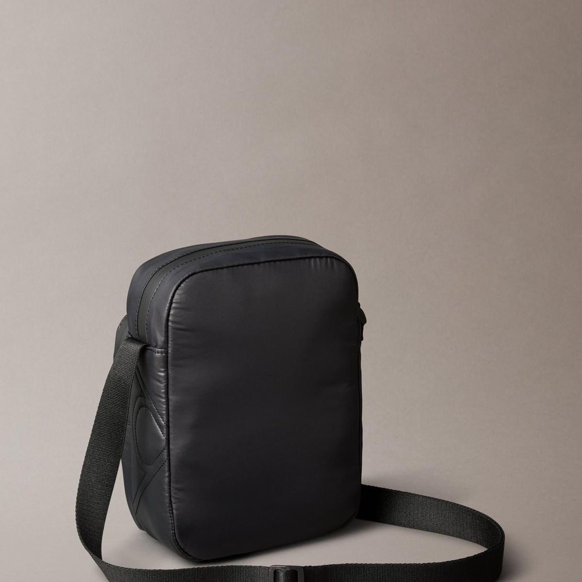 CALVIN KLEIN - Bolso Reporter Acolchado con Logo Monograma Negro Calvin Klein