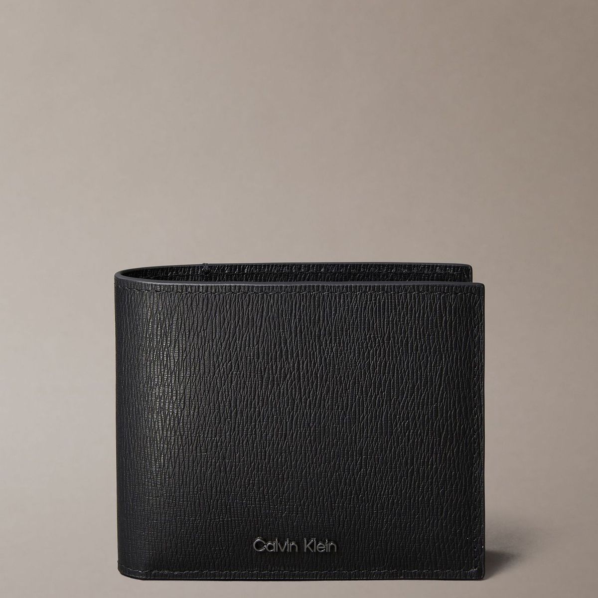 CALVIN KLEIN - Billetera Bifold en Cuero Saffiano Negro Calvin Klein