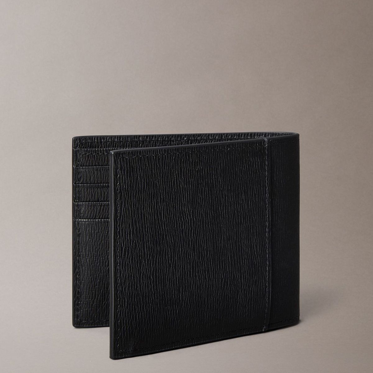 CALVIN KLEIN - Billetera Bifold en Cuero Saffiano Negro Calvin Klein
