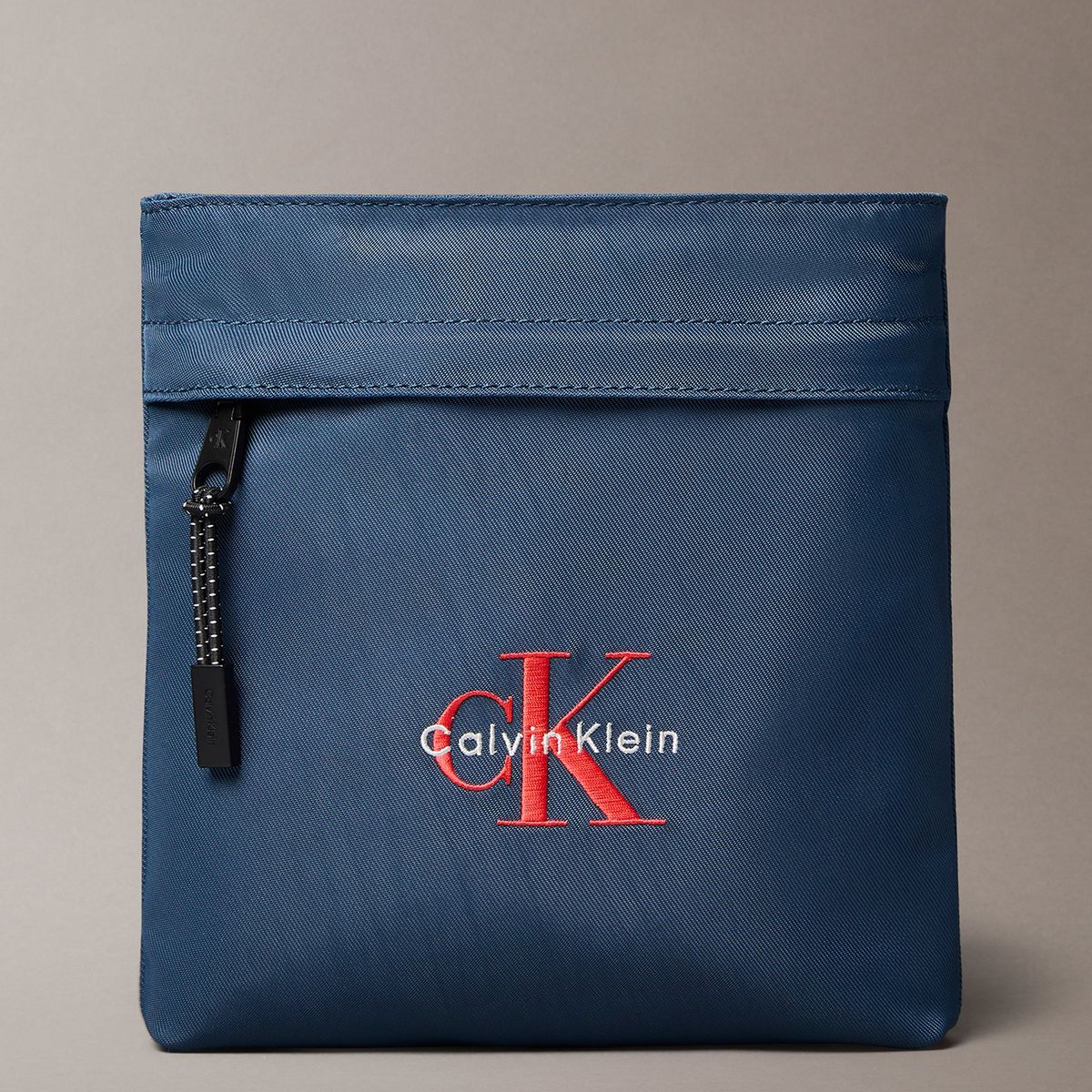 CALVIN KLEIN - Bolso Plano de Nailon con Monograma Azul Calvin Klein