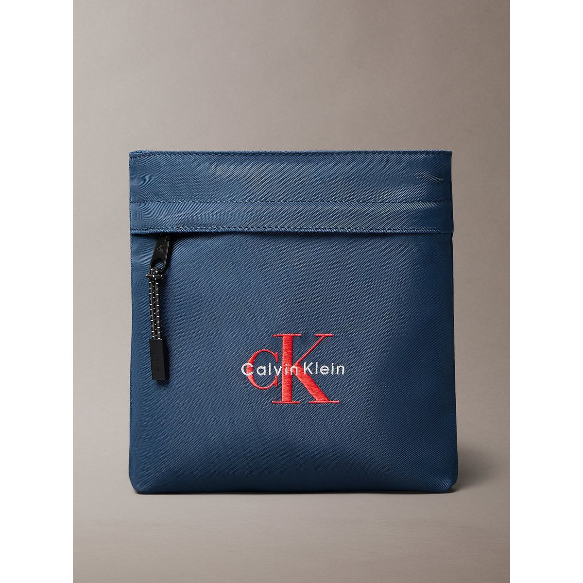 CALVIN KLEIN - Bolso Plano de Nailon con Monograma Azul Calvin Klein