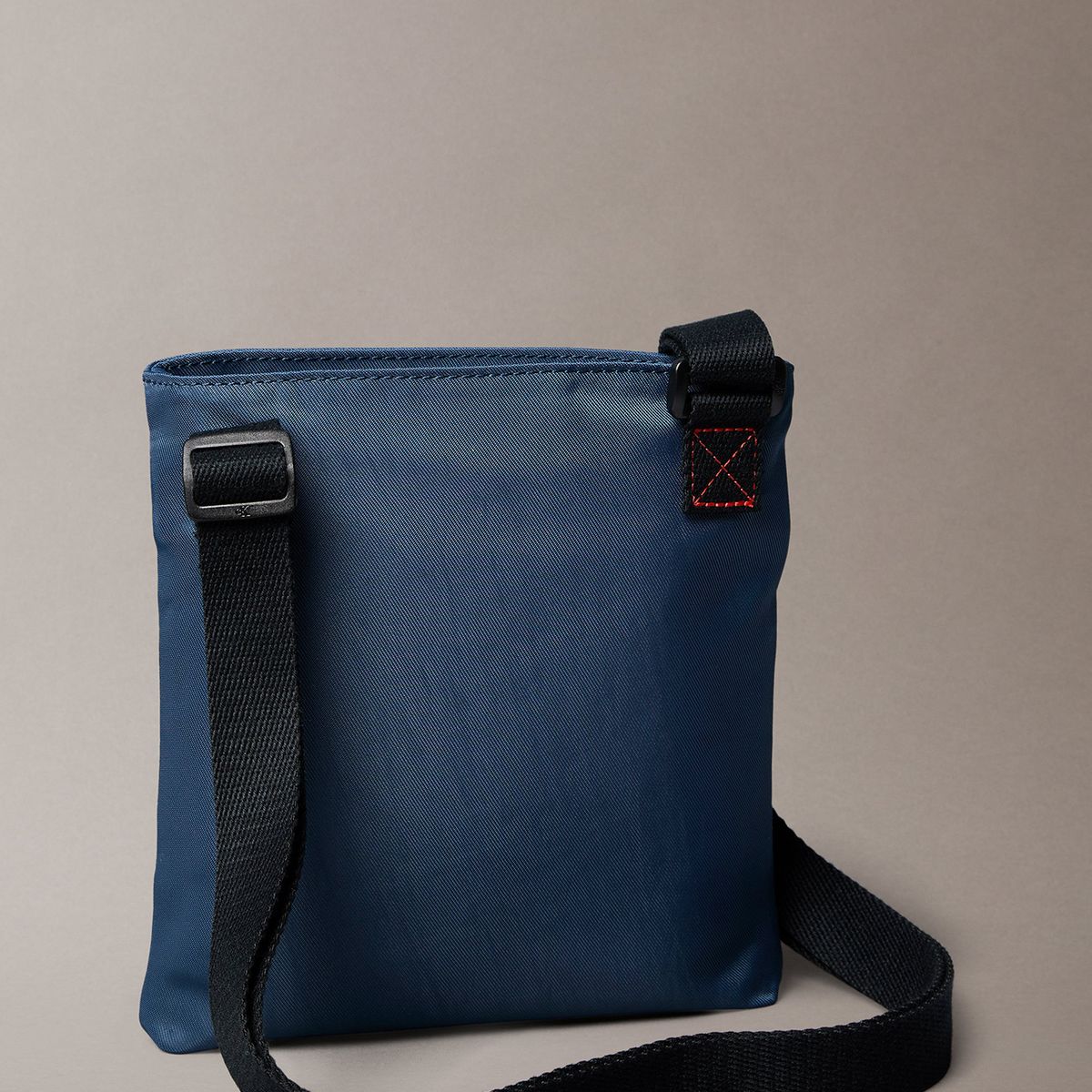 CALVIN KLEIN - Bolso Plano de Nailon con Monograma Azul Calvin Klein