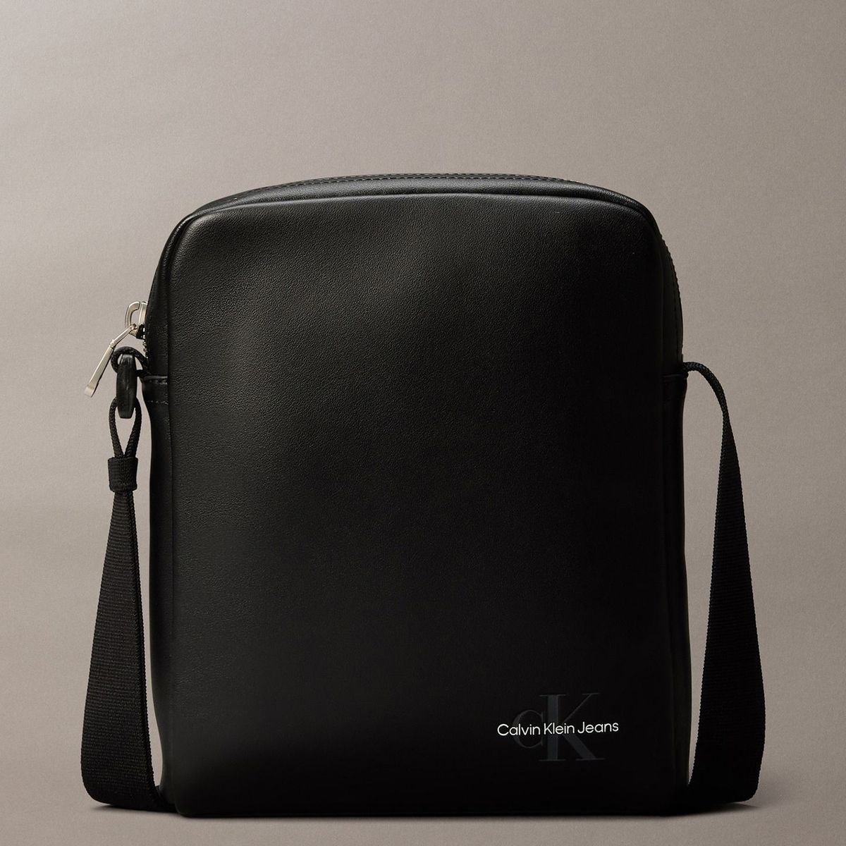 CALVIN KLEIN - Bolso Reporter con Logo Negro Calvin Klein