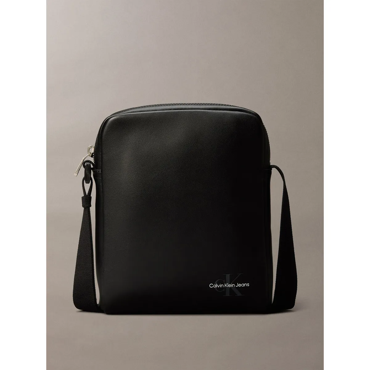 CALVIN KLEIN - Bolso Reporter con Logo Negro Calvin Klein