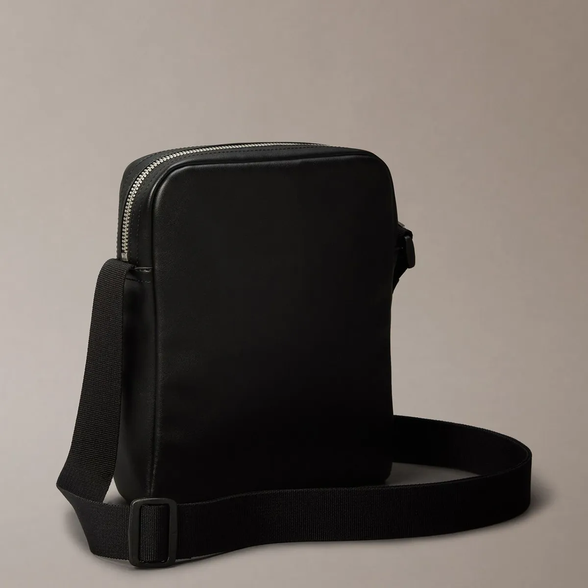 CALVIN KLEIN - Bolso Reporter con Logo Negro Calvin Klein