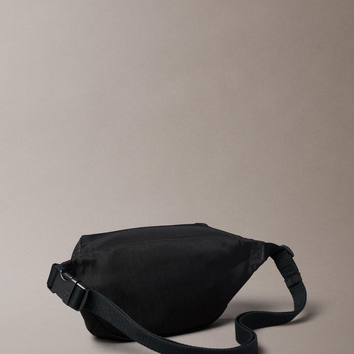 CALVIN KLEIN - Banano Bold con Monograma Negro Calvin Klein