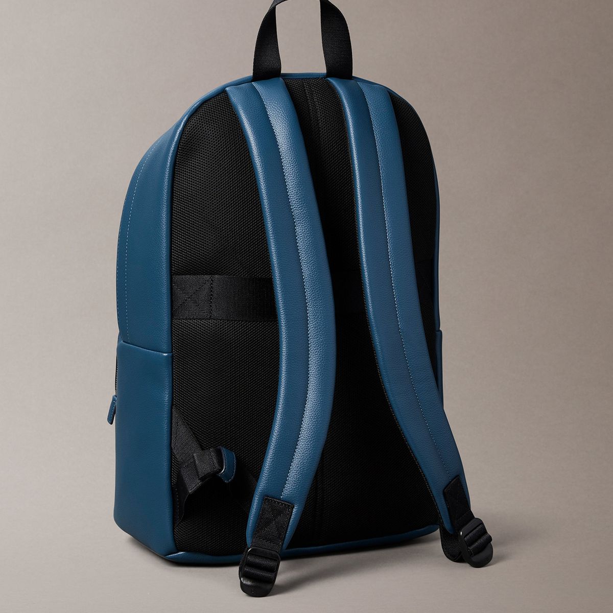 CALVIN KLEIN - Mochila Redonda Micro Pebble Azul Calvin Klein