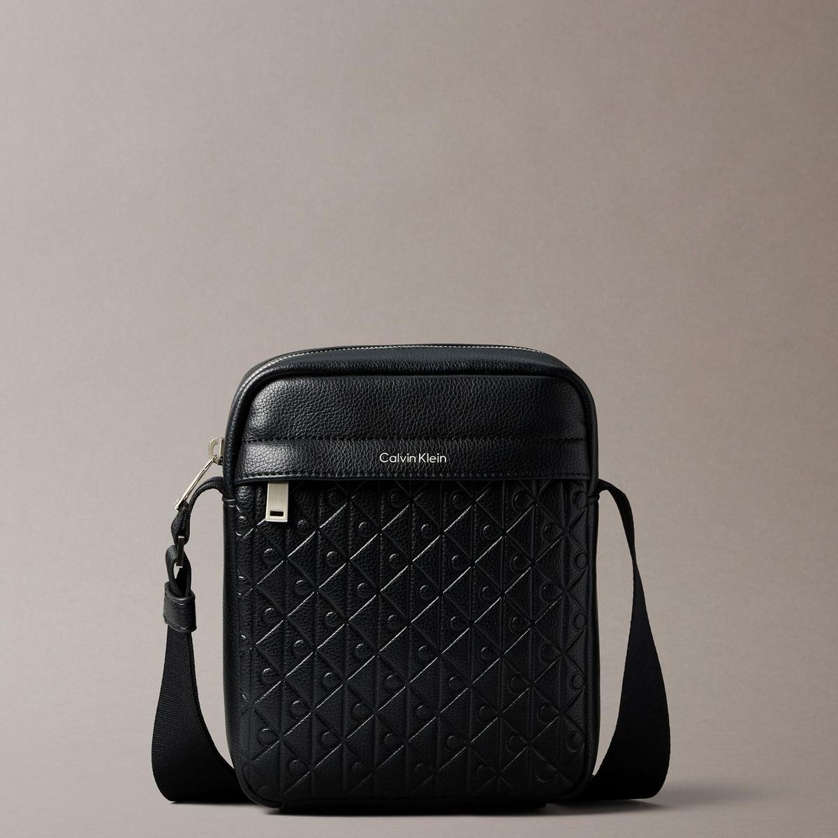 CALVIN KLEIN - Bolso Reporter con Monograma Grabado Integral Negro Calvin Klein