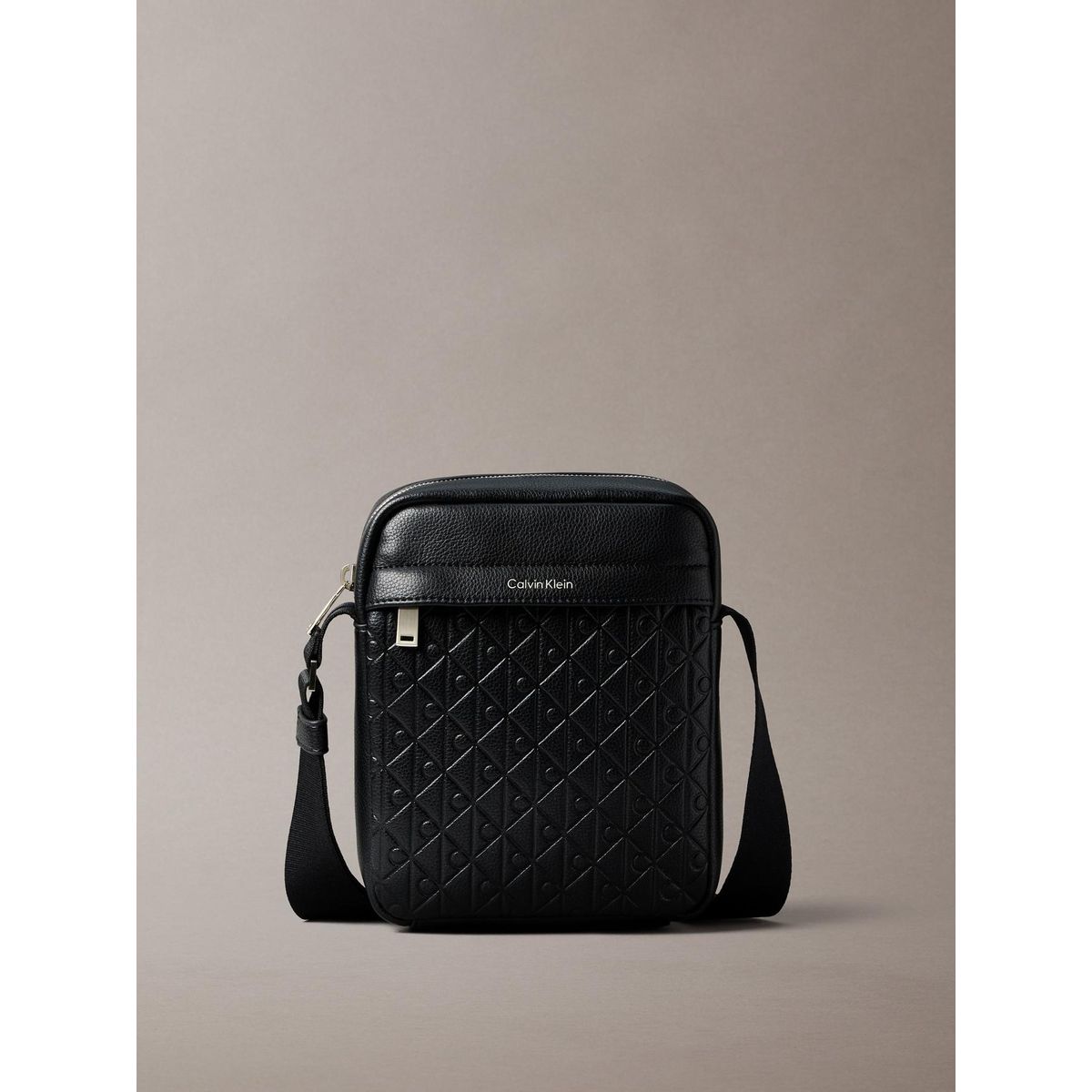 CALVIN KLEIN - Bolso Reporter con Monograma Grabado Integral Negro Calvin Klein