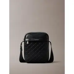 CALVIN KLEIN - Bolso Reporter con Monograma Grabado Integral Negro