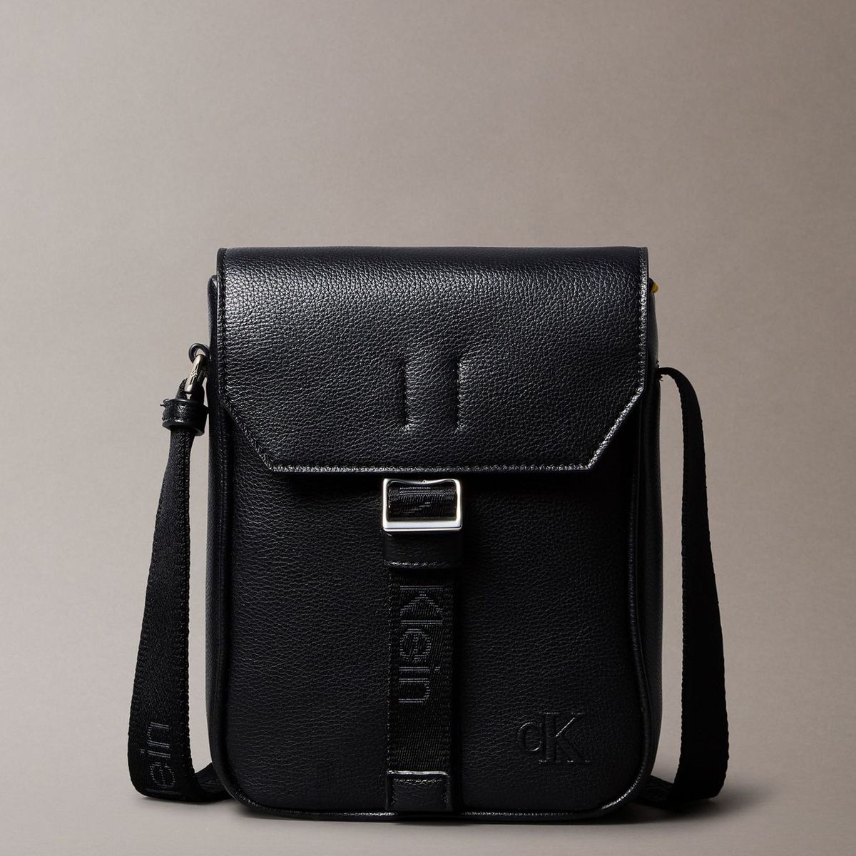 CALVIN KLEIN - Bolso Cargo Reporter con Cierre de Solapa Negro Calvin Klein