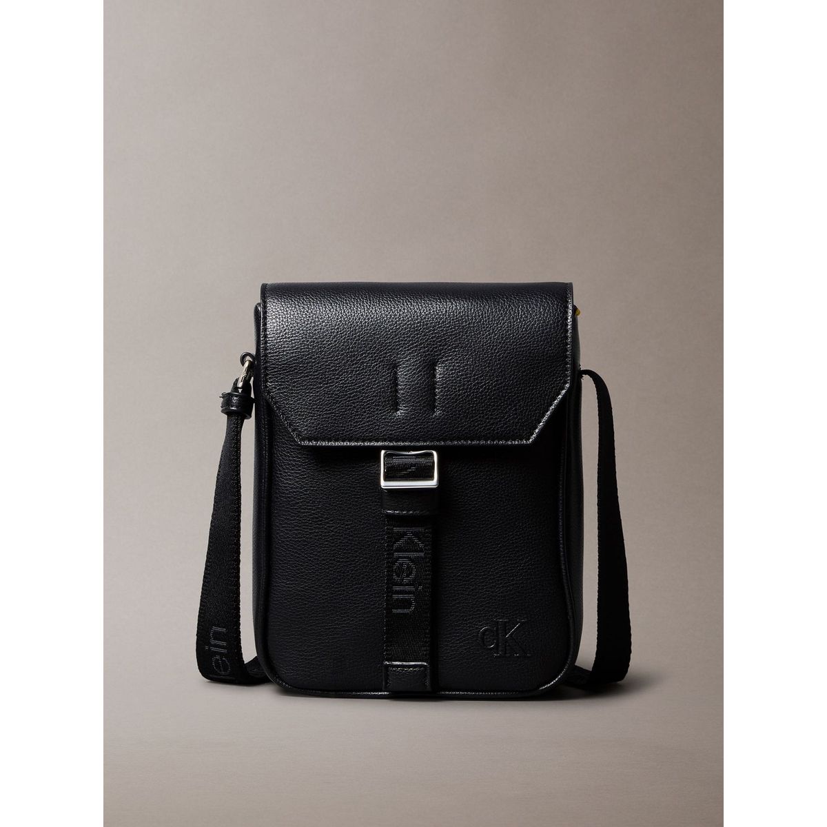 CALVIN KLEIN - Bolso Cargo Reporter con Cierre de Solapa Negro Calvin Klein