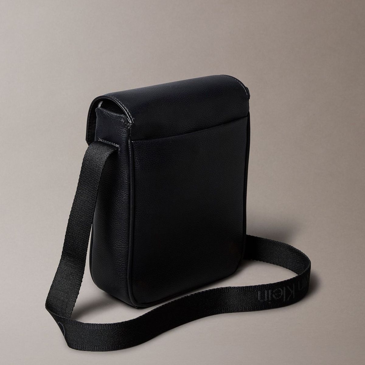 CALVIN KLEIN - Bolso Cargo Reporter con Cierre de Solapa Negro Calvin Klein