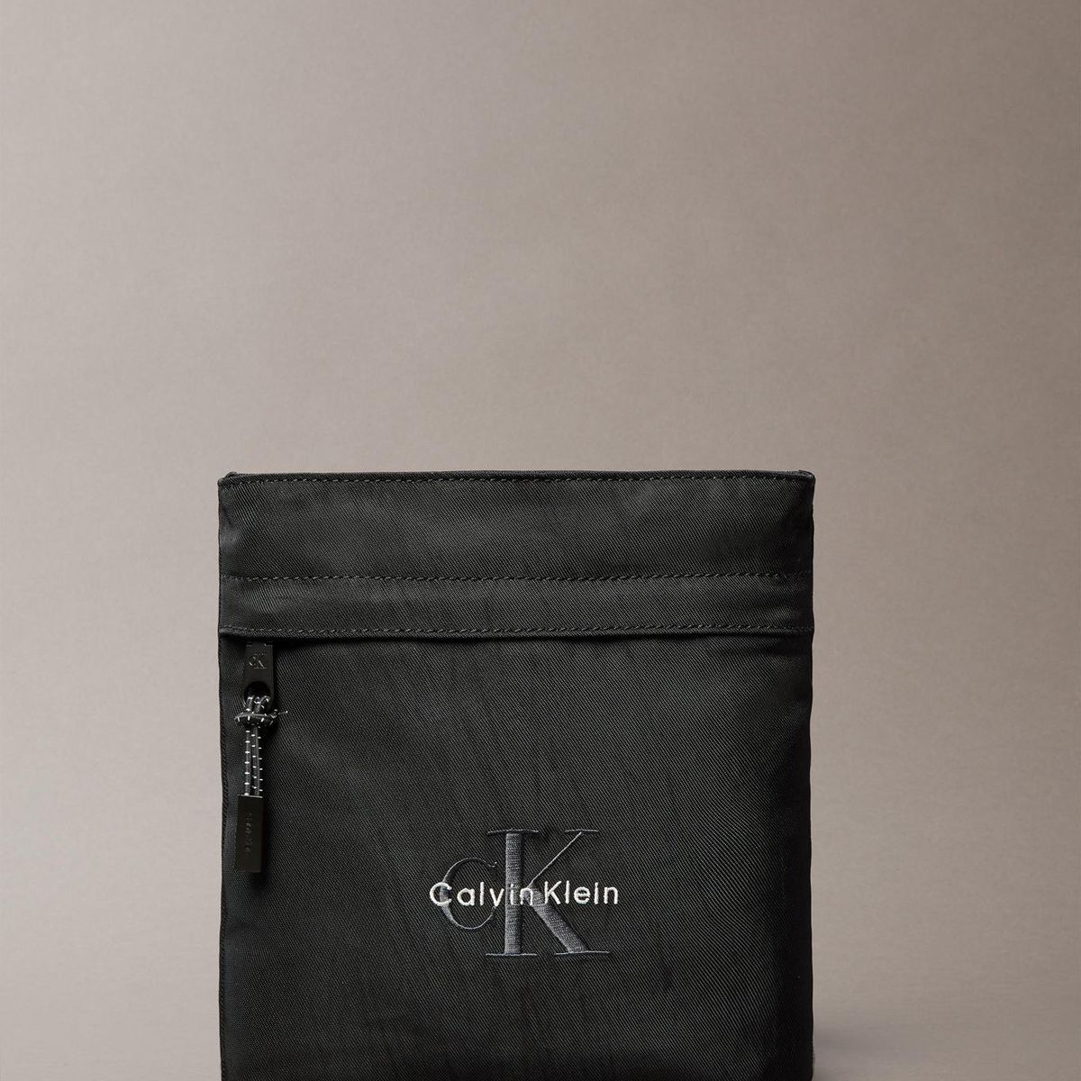 CALVIN KLEIN - Bolso Plano de Nailon con Monograma Negro Calvin Klein