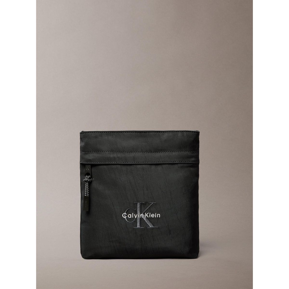 CALVIN KLEIN - Bolso Plano de Nailon con Monograma Negro Calvin Klein