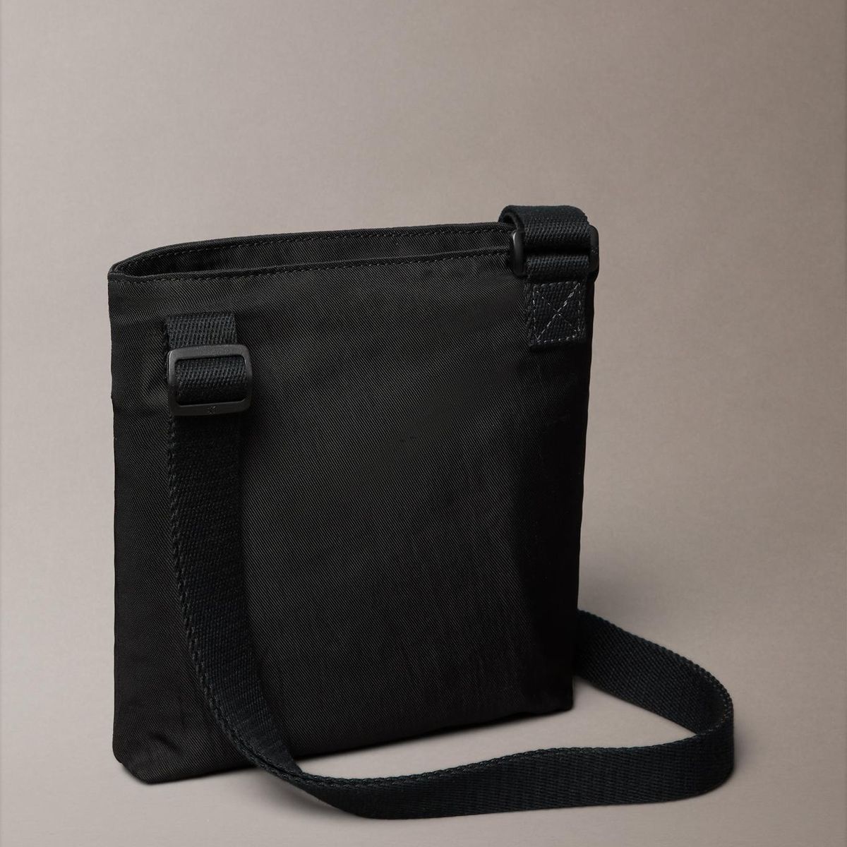 CALVIN KLEIN - Bolso Plano de Nailon con Monograma Negro Calvin Klein