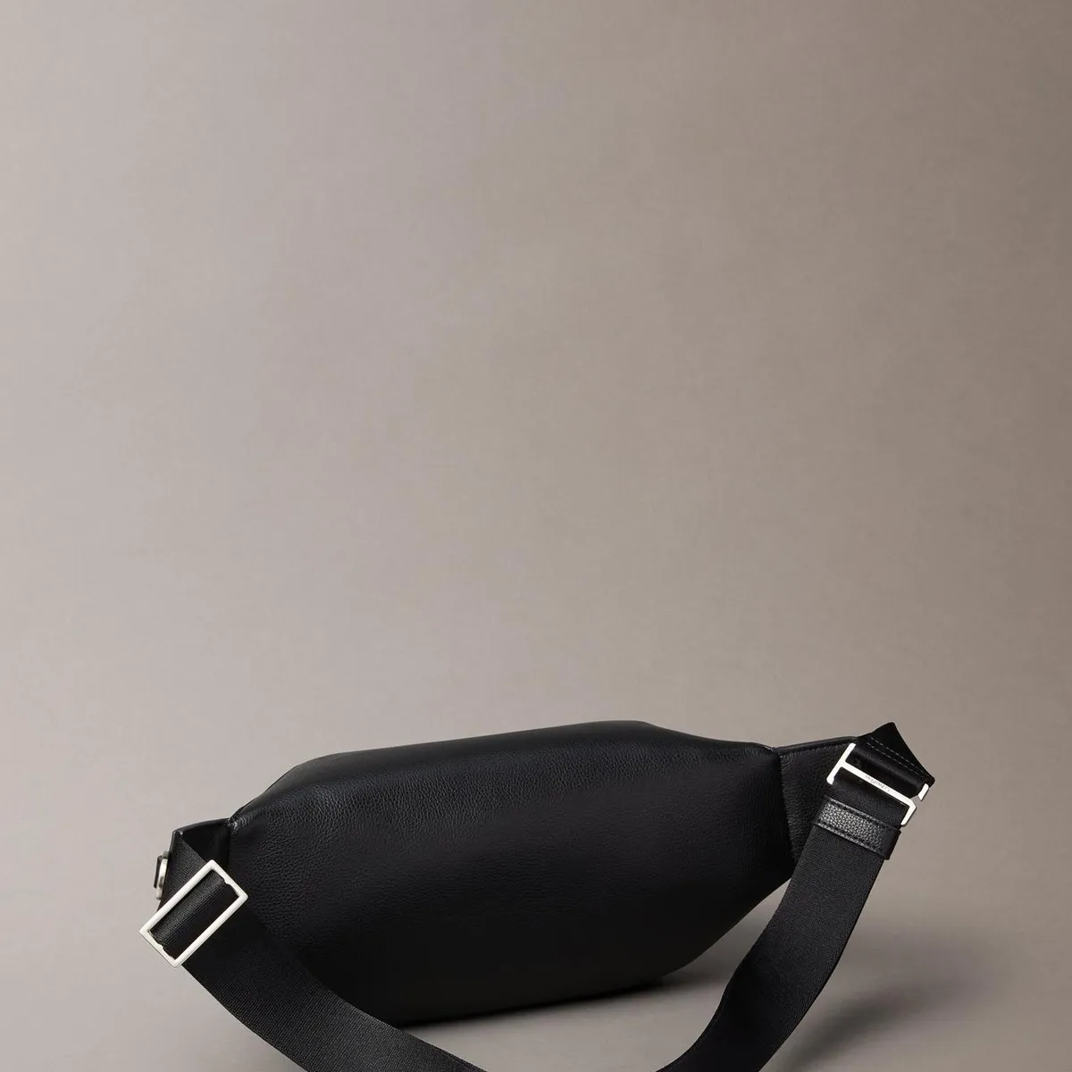 CALVIN KLEIN - Banano Micro Pebble Negro Calvin Klein