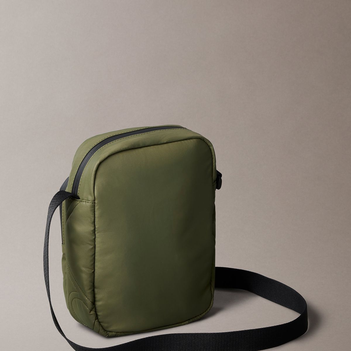 CALVIN KLEIN - Bolso Reporter Acolchado con Logo Monograma Verde Calvin Klein