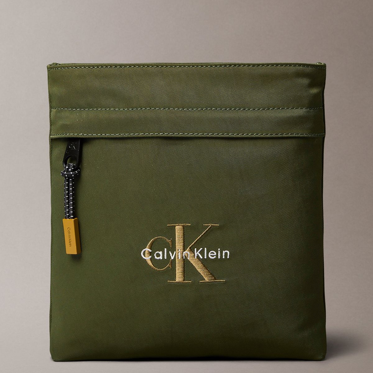 CALVIN KLEIN - Bolso Plano de Nailon con Monograma Verde Calvin Klein