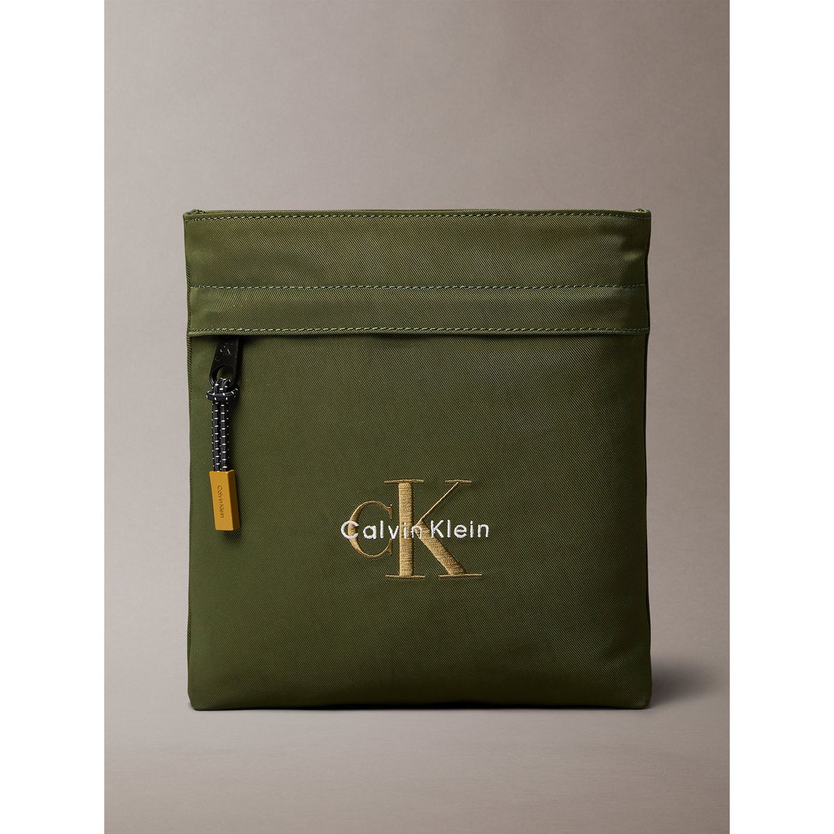CALVIN KLEIN - Bolso Plano de Nailon con Monograma Verde Calvin Klein