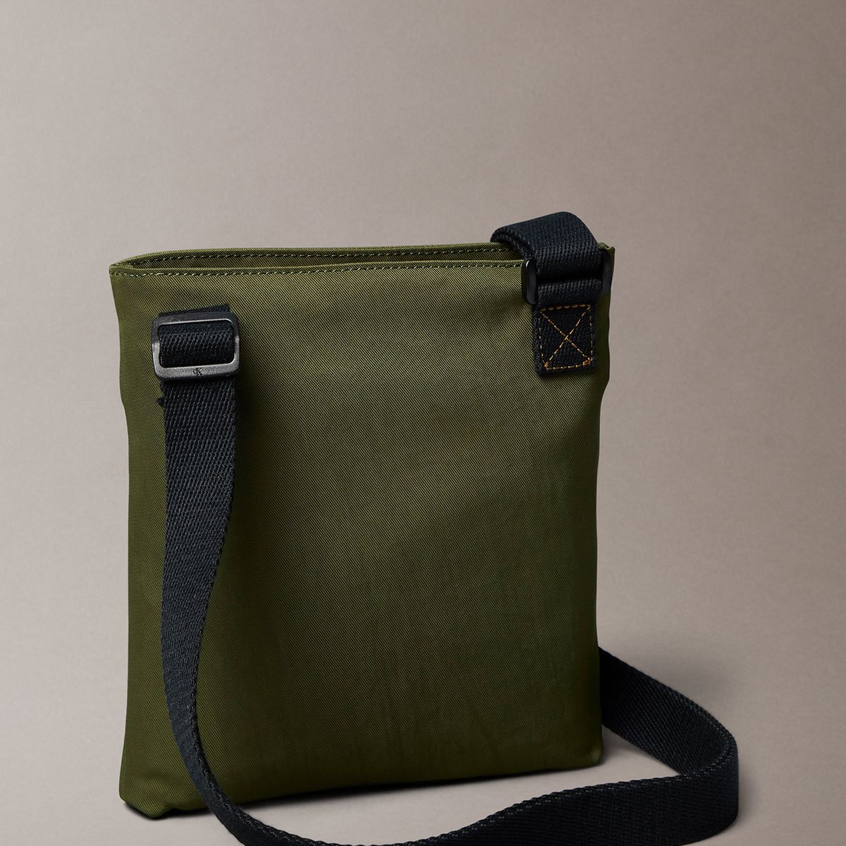 CALVIN KLEIN - Bolso Plano de Nailon con Monograma Verde Calvin Klein