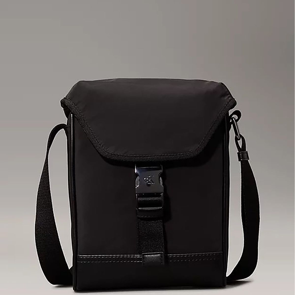 CALVIN KLEIN - Bolso Reporter con Solapa y Cierre Rápido Negro Calvin Klein