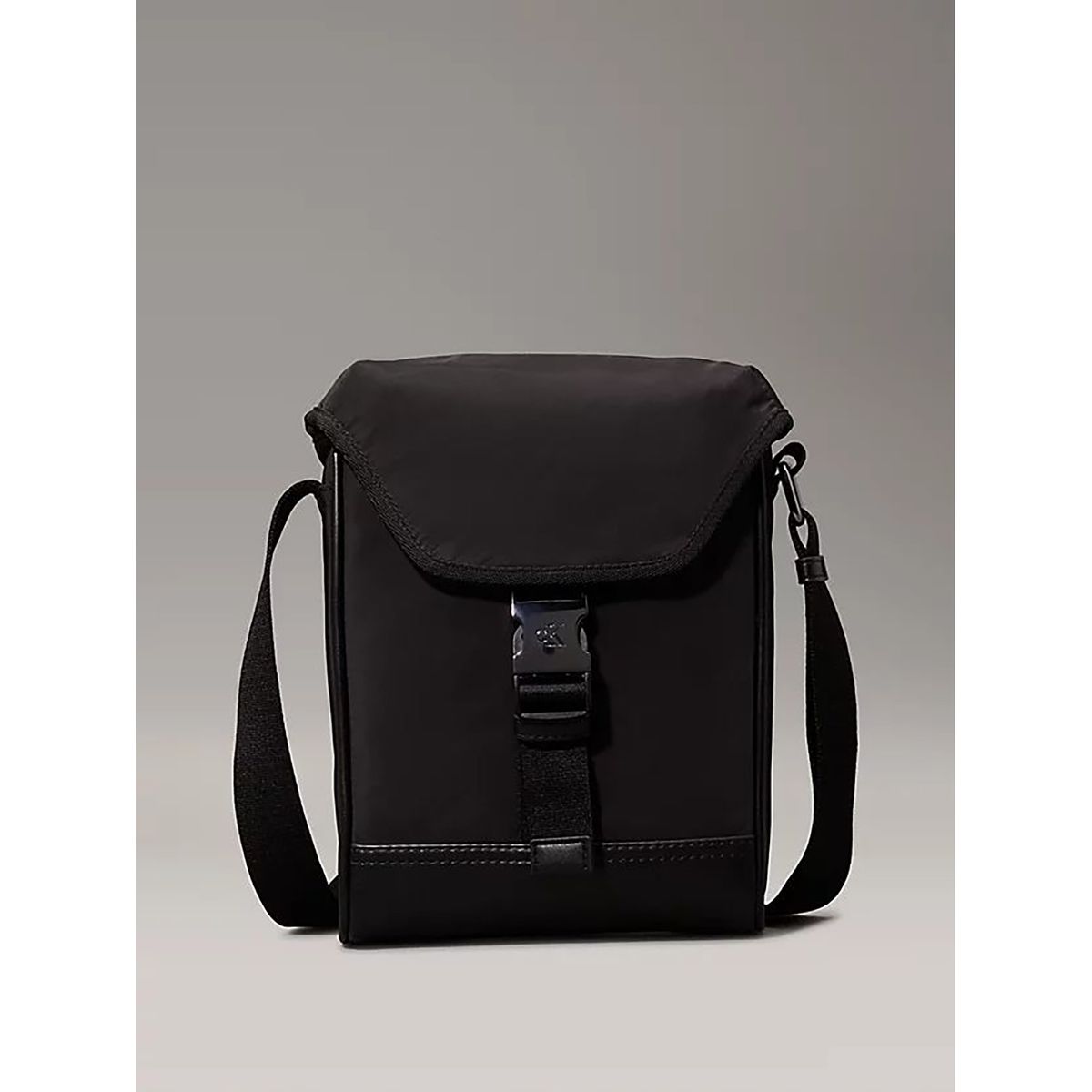 CALVIN KLEIN - Bolso Reporter con Solapa y Cierre Rápido Negro Calvin Klein