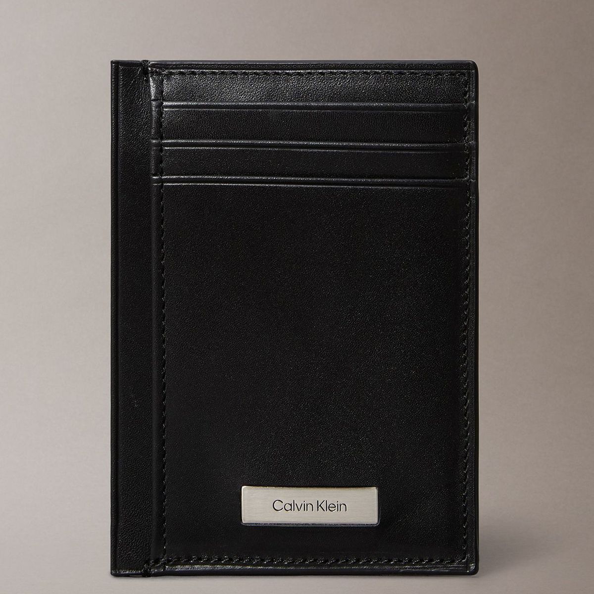 CALVIN KLEIN - Tarjetero Vertical con Logo Metálico Negro Calvin Klein